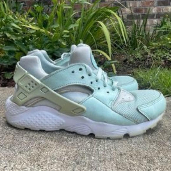 Nike Other - Nike Huarache Run size 6Y